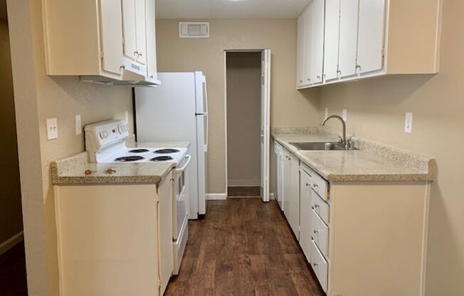 2 beds, 1 bath, 861 sqft, $1,700, Unit 13