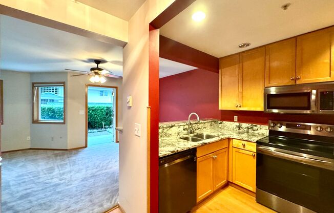 In town Kingston, walking distance to the Seattle and Edmonds ferry, main floor condo