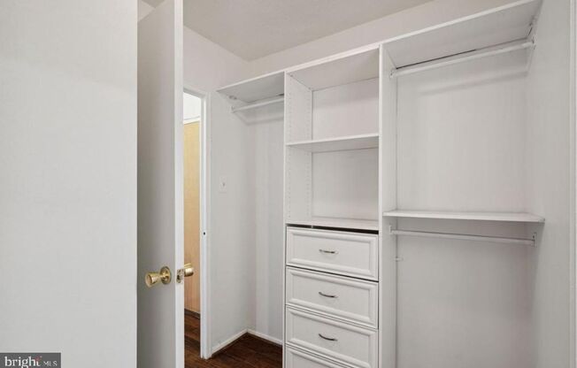 Studio, 1 bath, 420 sqft, $1,400, Unit 901