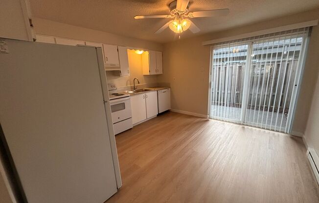 2 beds, 1 bath, 845 sqft, $1,695, Unit 37