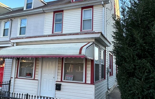 Beautiful, recently renovated 3bd 1.5 bath for Rent in the heart Bristol PA