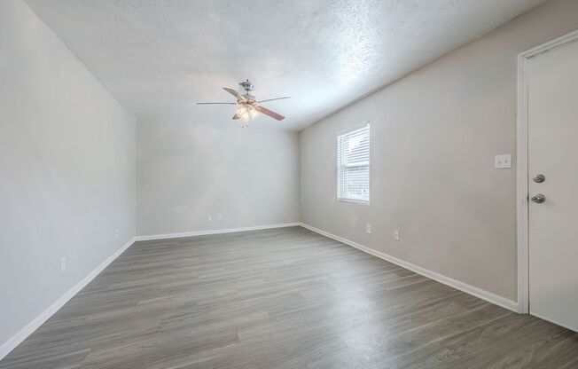 2 beds, 1 bath, 770 sqft, $1,100, Unit A4