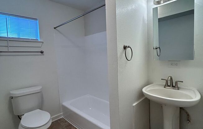 2 beds, 1 bath, $895, Unit MA9133