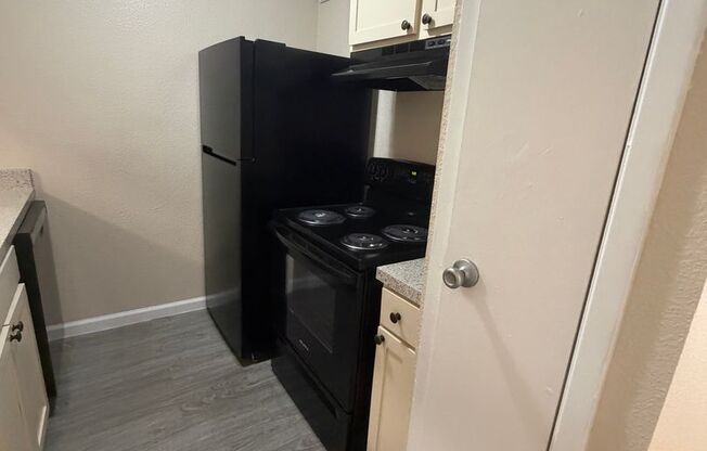 2 beds, 1 bath, 812 sqft, $1,085, Unit 1402