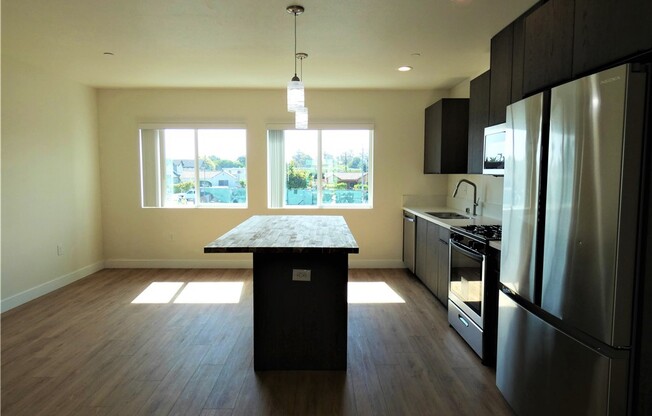 3 beds, 3.5 baths, 1,902 sqft, $4,125, Unit 1/2