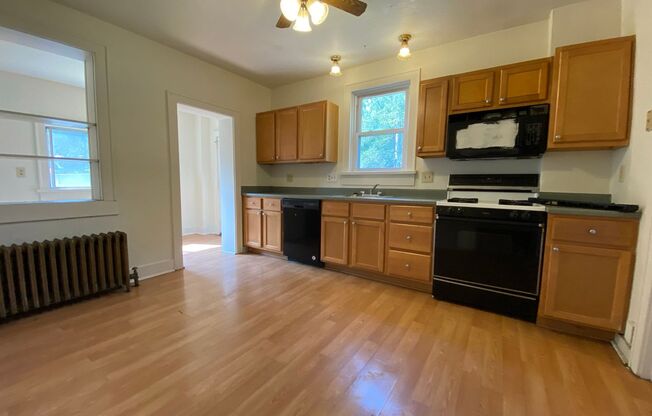 3 beds, 1 bath, $1,975, Unit 3135