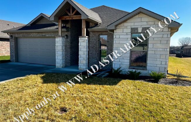 Beautiful Like New 3 Bed 2 Bath Home in Shawnee-Available NOW!!