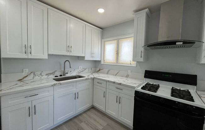 Remodeled & MOVE IN READY 2+1 duplex in Panorama City FOR LEASE!