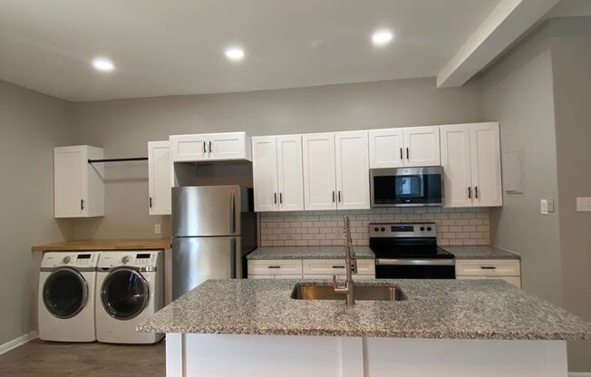 2 beds, 1 bath, $1,325, Unit 601 Manor