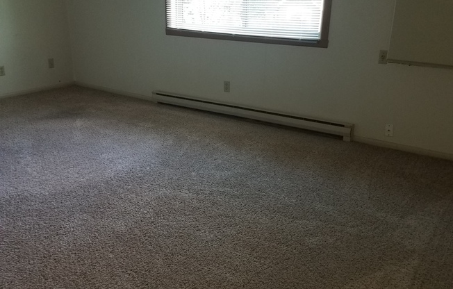 2 beds, 1 bath, 620 sqft, $650, Unit #22