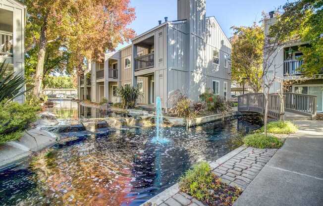 A fountain in the middle of a courtyard surrounded by buildings.