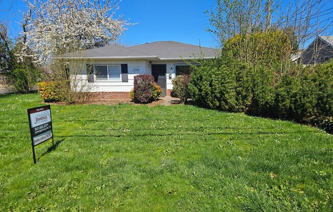 Comfortable 3/Bed-2 Bath Home with a Deck and Fenced Backyard