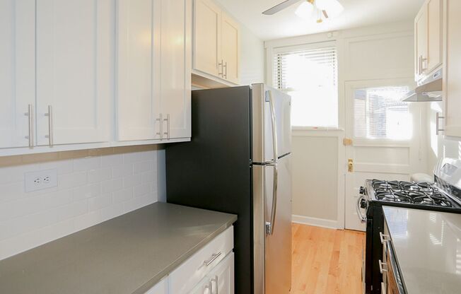 2 beds, 1 bath, 720 sqft, $2,150, Unit 1932-3