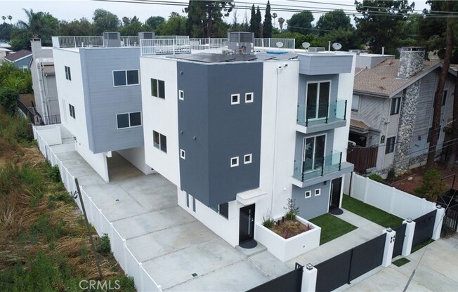 6843 HASKELL AVE