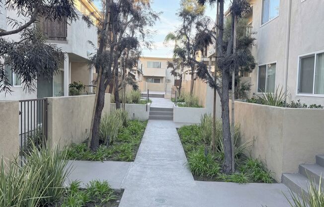 11915 Burbank Blvd Valley Village, CA 91607