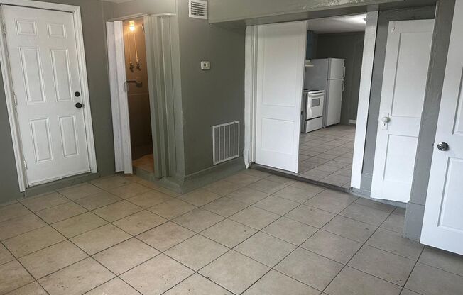 3 beds, 2 baths, $1,900, Unit 01