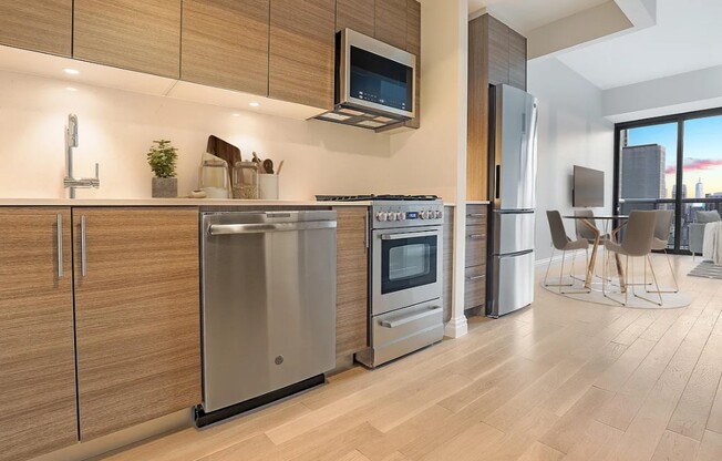 251 W 48 ST