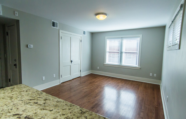Studio, 1 bath, 404 sqft, $905, Unit BS-302