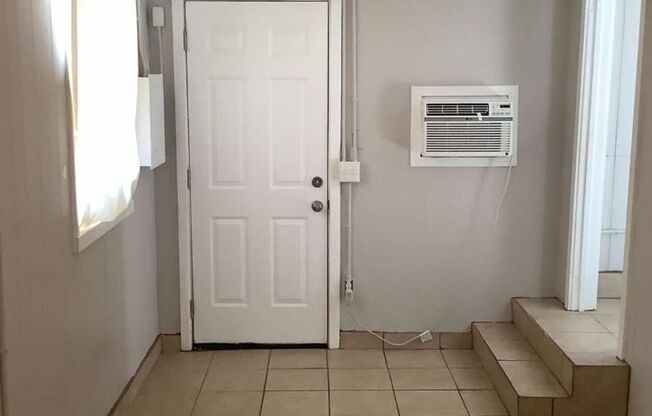 1 bed, 1 bath, 550 sqft, $1,250, Unit B