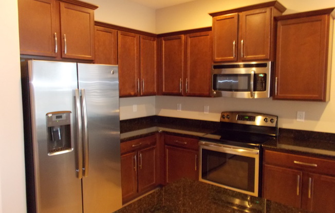 3 beds, 2 baths, $2,600, Unit Orange