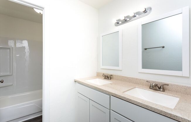 2 beds, 1.5 baths, 1,100 sqft, $980, Unit 103J