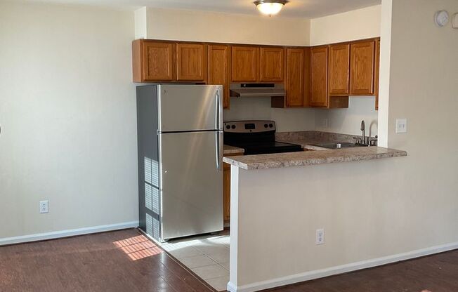 2 beds, 1 bath, $995, Unit A