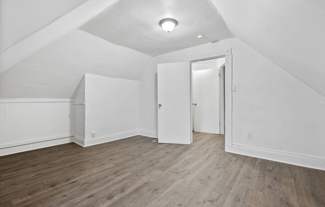 3 beds, 1 bath, $1,850, Unit Unit 2