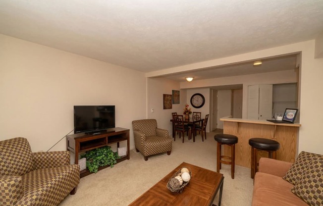 Living Room Come Dining Area at Autumn Lakes Apartments and Townhomes, Indiana, 46544