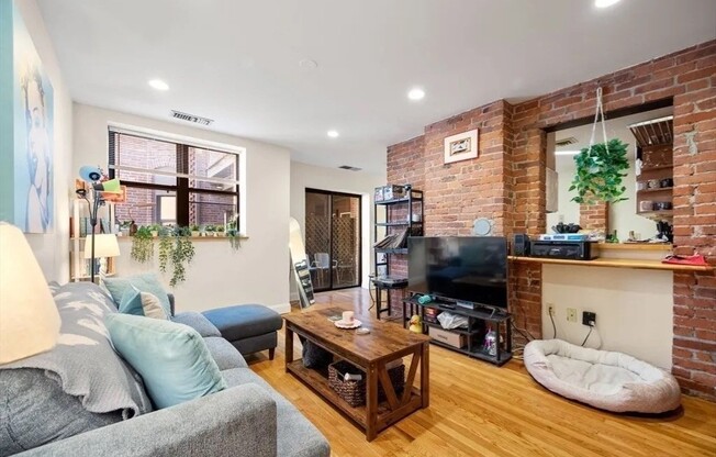 2 beds, 1 bath, 851 sqft, $4,000, Unit 307