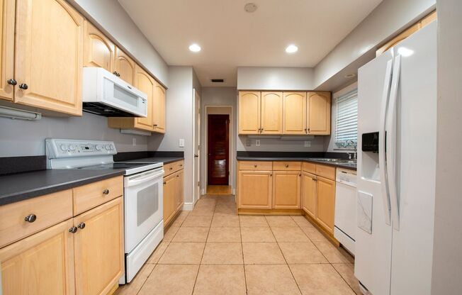 Cute 3/2 House with 2-Car Garage near Lake Underhill/Downtown Orlando