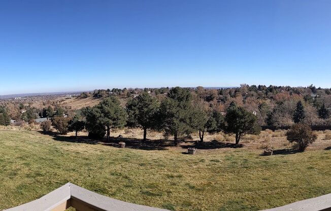 Stunning Golden Townhouse On Top of The World!