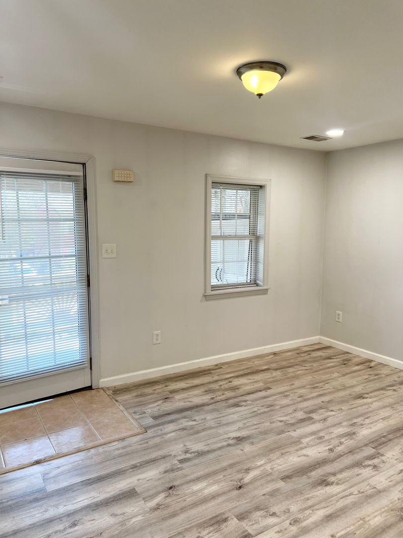 Updated 1 Bedroom, 1 Bathroom in the Southside Slopes- Garage Parking and Modern Ammenities!!