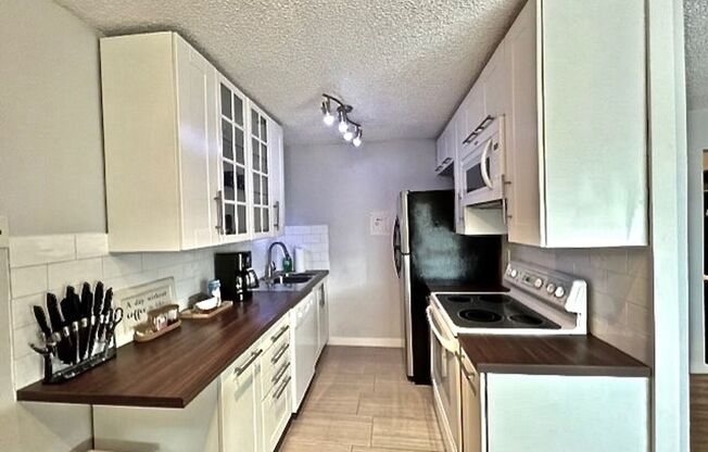 Furnished Cozy 1 Bedroom / 1 Bath Condo - Utilities Included