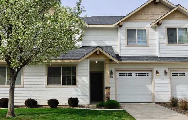 3 bed 2.5 bath Townhome with A/C & gas fireplace