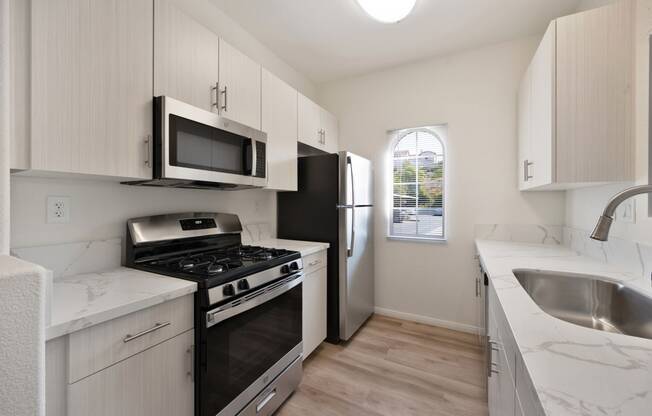 the preserve at ballantyne commons apartment kitchen with stainless steel appliances