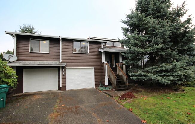 Beautiful 3 Bedroom Tri-Level Home In Federal Way!