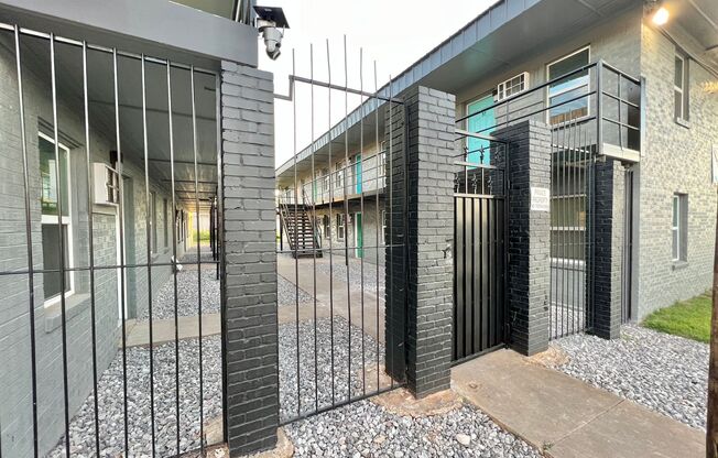 2 beds, 1 bath, 700 sqft, $725, Unit APT 4