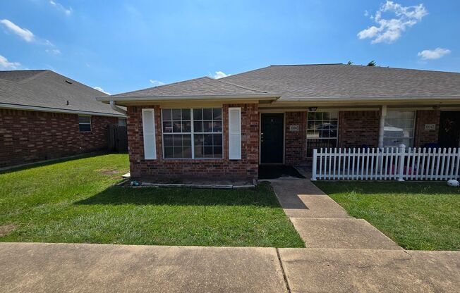 Bryan - 3 bedroom / 2 bath / duplex / fenced in yard / West Bryan