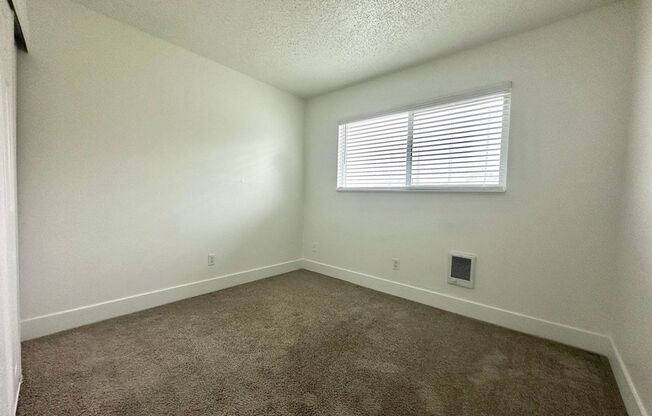3 beds, 1 bath, 800 sqft, $1,595, Unit 21