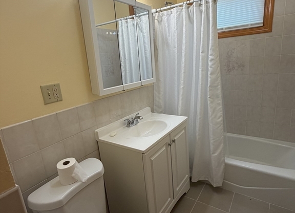 4 beds, 1 bath, 1,500 sqft, $2,800, Unit 2