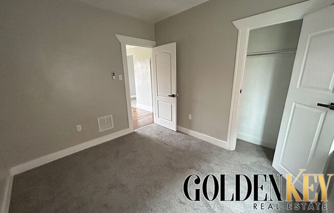 3 beds, 1 bath, $1,400, Unit 2958 Kendall St - Lower