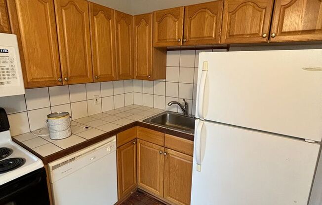 Studio, 1 bath, $875, Unit 10 Alpine Street #33