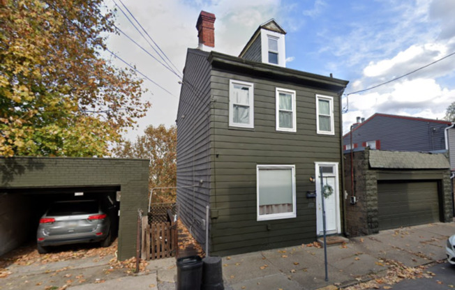 *Updated & Spacious 3BD/1.5BA Available in the South Side Slopes*