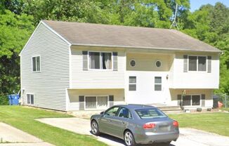 2 bedroom, 1.5 bath Townhouse style apartment; minutes to Downtown Chesterton!