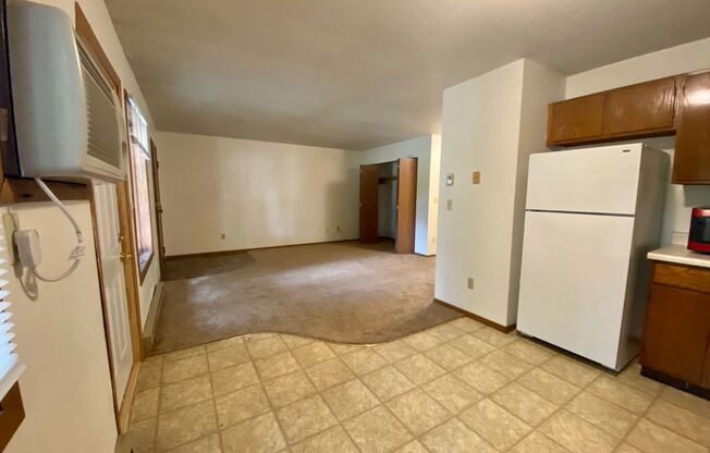 2 beds, 1 bath, $825, Unit 6