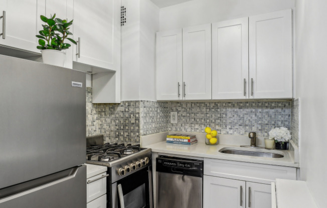 2 beds, 1 bath, $4,500, Unit 5B