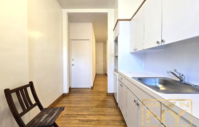 2 beds, 1 bath, $3,100, Unit 1st