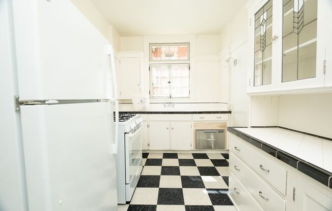 2 beds, 1 bath, 1,008 sqft, $2,400, Unit 21