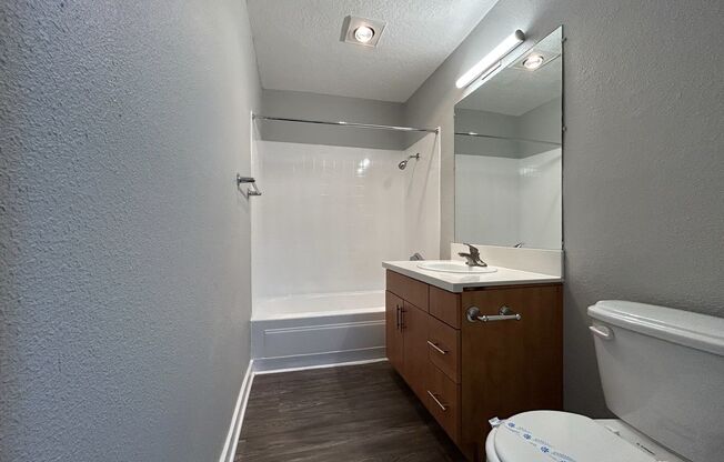 2 beds, 1 bath, 950 sqft, $2,795, Unit 4720-27