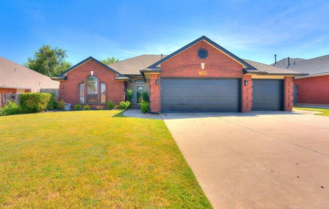 Beautiful 4 Bedroom Home with Inground Pool near Veterans Park in Moore